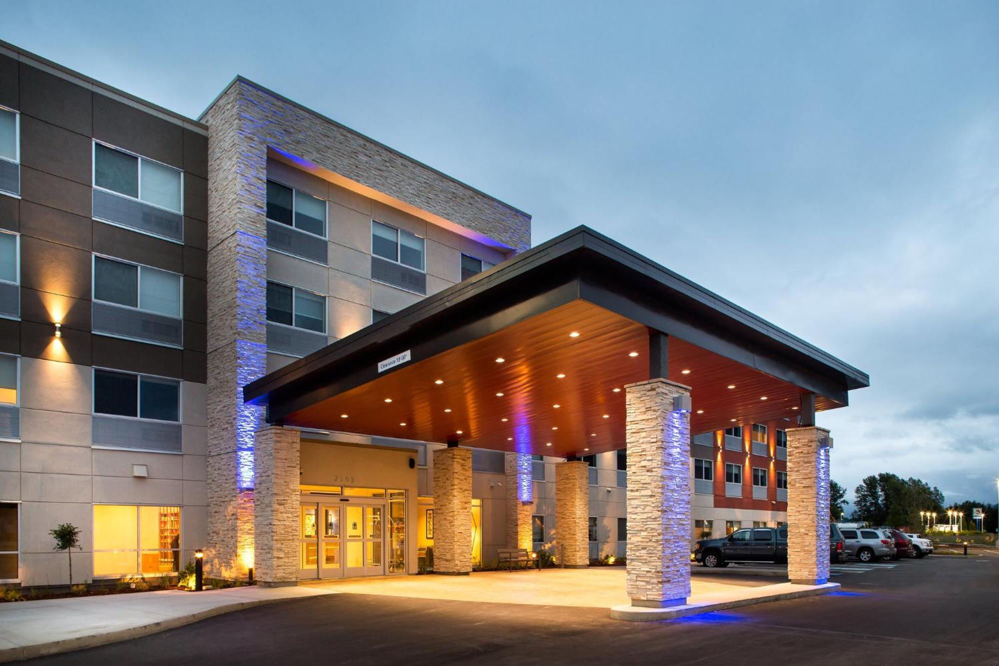 Holiday Inn Express & Suites Terrace By Ihg Esterno foto